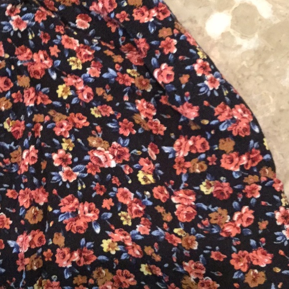 American Eagle high waisted floral print shorts, size XXS. - Picture 3 of 3